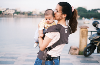 What is Babywearing: How to Bond with Your Newborn Baby